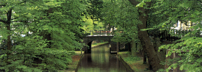 602016 Gezicht over de Nieuwegracht te Utrecht, uit het zuiden, met op de achtergrond de Paulusbrug.